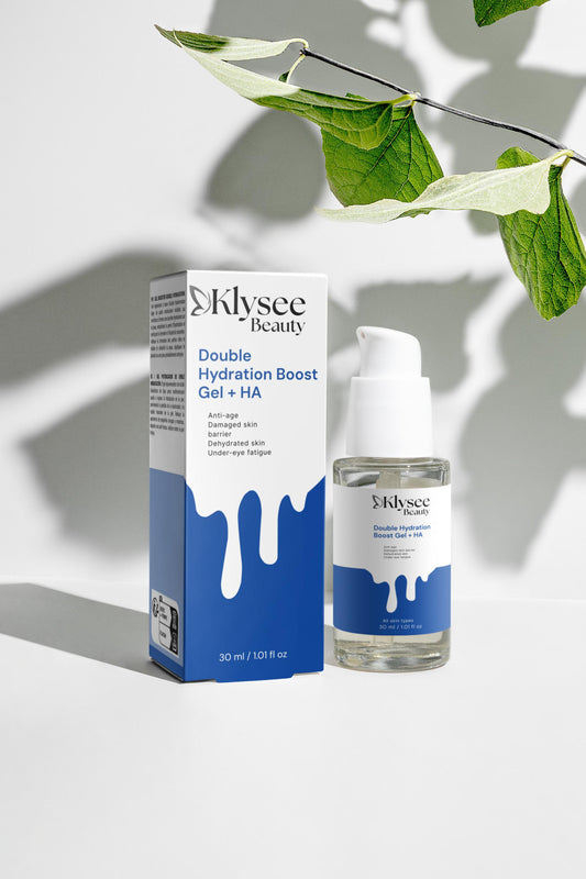 A visual representation of water droplets, aloe vera, and white tea leaves, highlighting the moisture-boosting ingredients.