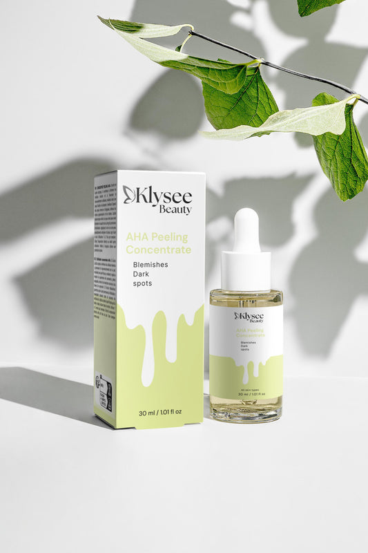 A person applying the Klysee Peeling Concentrate to their face as part of a weekly evening skincare ritual.