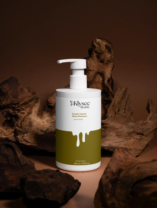 Klysee Beauty shampoo bottle with pump on a brown background